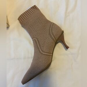 Cozy Island BelleVoyage Minimalist Pointed Toe Stiletto Ankle Boots in Apricot